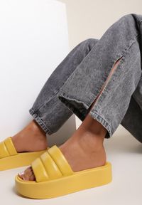 Renee - Żółte Klapki Iphisvienne. Nosek buta: okrągły. Kolor: żółty. Materiał: jeans. Wzór: gładki, aplikacja. Obcas: na platformie #1