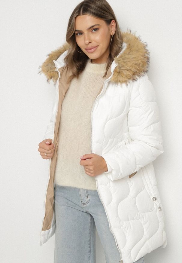 Born2be - Biała Kurtka z Kapturem z Futerkiem Zdobiona Oryginalnym Pikowaniem Oleda. Okazja: na co dzień. Typ kołnierza: kaptur. Kolor: biały. Materiał: futro. Wzór: aplikacja. Styl: casual, klasyczny