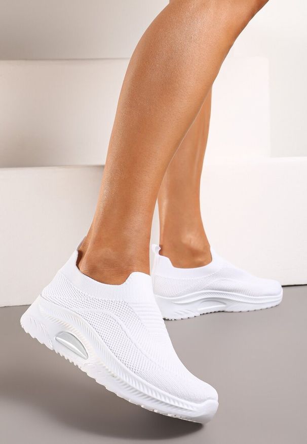 Renee - Białe Casualowe Buty Sportowe na Grubszej Podeszwie Ozdobione Perforacją Fiovena. Okazja: na co dzień. Kolor: biały. Materiał: jeans. Wzór: aplikacja