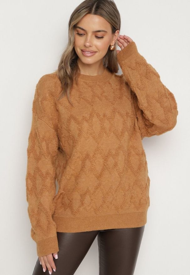 Born2be - Brązowy Sweter o Luźnym Kroju i Wzorzystym Splocie ze Ściągaczami Elondrae. Okazja: na co dzień. Kolor: brązowy. Materiał: jeans, bawełna. Długość rękawa: długi rękaw. Długość: długie. Wzór: ze splotem. Styl: elegancki, casual