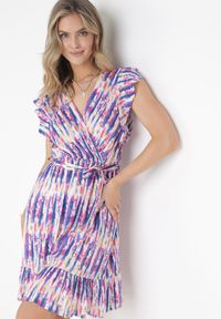 Born2be - Różowa Wiskozowa Midi Sukienka z Kopertowym Dekoltem i Gumką w Pasie Ozdobiona Falbankami Zianna. Typ kołnierza: kołnierz z falbankami. Kolor: różowy. Materiał: wiskoza. Wzór: aplikacja. Typ sukienki: kopertowe. Długość: midi #1