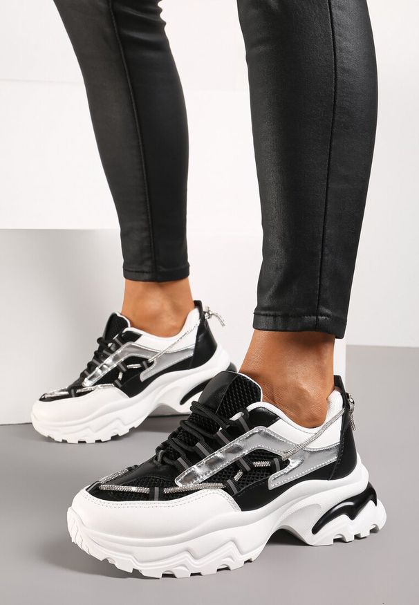 Renee - Czarno-Białe Sneakersy z Ozdobnym Sznurkiem i Cyrkoniami na Grubej Podeszwie Fionalee. Kolor: czarny