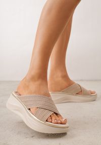 Born2be - Złote Klapki na Grubej Podeszwie z Dzianinowymi Paskami w Kształcie X Bolimis. Okazja: na co dzień. Kolor: złoty. Materiał: dzianina. Wzór: paski. Sezon: lato. Styl: casual #1