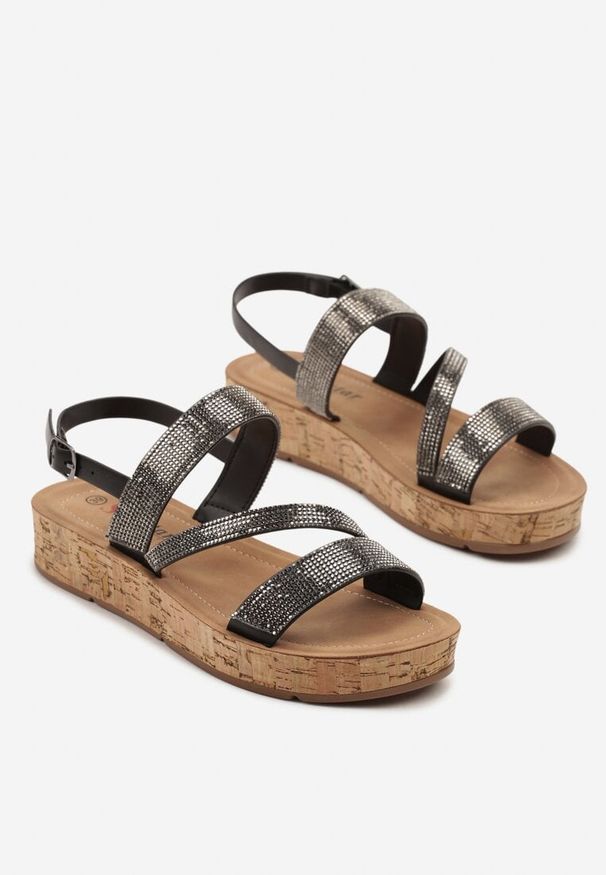 Renee - Czarne Sandały na Niskiej Platformie Ozdobione Cyrkoniami z Zapięciem na Sprzączkę Ivellauri. Okazja: na co dzień. Nosek buta: otwarty. Zapięcie: sprzączka. Kolor: czarny. Wzór: aplikacja. Sezon: lato. Obcas: na platformie. Styl: casual, elegancki. Wysokość obcasa: średni