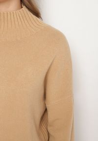 Born2be - Beżowy Gładki Golf w Klasycznym Stylu Ralenatia. Okazja: na co dzień. Typ kołnierza: golf. Kolor: beżowy. Materiał: jeans, skóra. Długość rękawa: długi rękaw. Długość: długie. Wzór: gładki. Styl: klasyczny #3