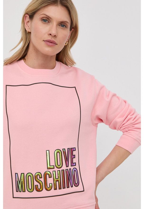 Love Moschino bluza bawełniana damska kolor różowy z aplikacją. Kolor: różowy. Materiał: bawełna. Wzór: aplikacja