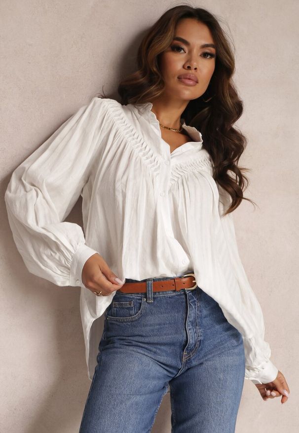 Renee - Biała Koszula Oversize z Bawełny Endona. Typ kołnierza: kołnierzyk stójkowy. Kolor: biały. Materiał: bawełna. Wzór: aplikacja. Styl: elegancki