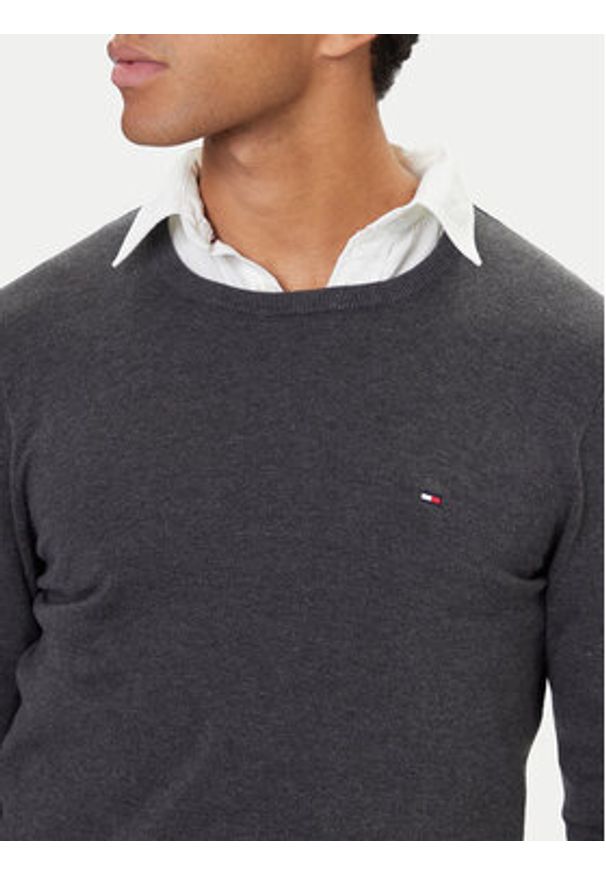 TOMMY HILFIGER - Tommy Hilfiger Sweter Essential Ssnl MW0MW39999 Szary Regular Fit. Kolor: szary. Materiał: bawełna