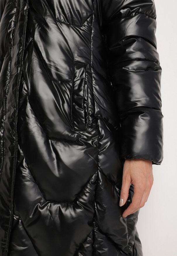 Born2be - Czarno-Brązowa Zimowa Kurtka Pikowana o Długim Kroju z Kapturem z Odpinanym Futrem Lilareen. Okazja: na co dzień. Typ kołnierza: kaptur. Kolor: czarny. Materiał: futro. Długość: długie. Sezon: zima. Styl: casual, elegancki