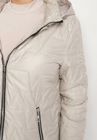 Born2be - Ciemnoszara Pikowana Kurtka z Kapturem w Klasycznym Stylu Mallissa. Okazja: na spacer. Typ kołnierza: kaptur. Kolekcja: plus size. Kolor: szary. Materiał: jeans. Wzór: aplikacja. Styl: klasyczny