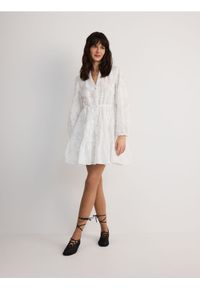 Reserved - Bawełniana sukienka mini - biały. Kolor: biały. Materiał: bawełna. Długość rękawa: długi rękaw. Wzór: haft. Długość: mini