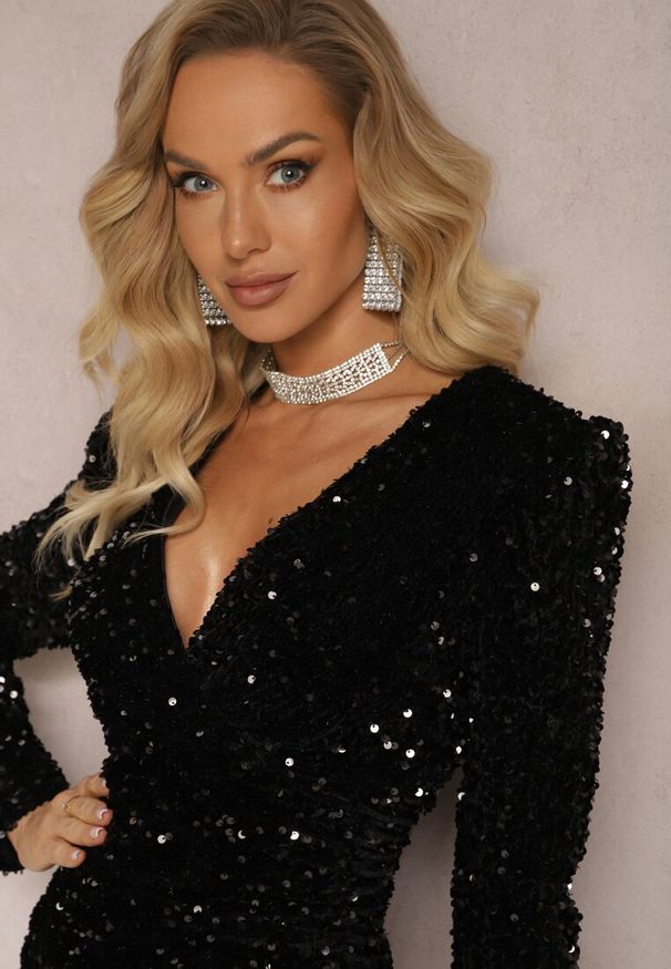 Renee - Czarna Dopasowana Sukienka Kopertowa w Cekiny Vionella. Kolor: czarny. Wzór: aplikacja. Typ sukienki: kopertowe. Styl: elegancki. Długość: mini