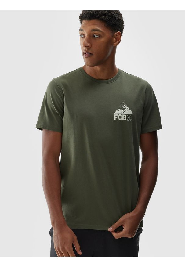 4f - T-shirt regular z nadrukiem męski - oliwkowy/khaki. Okazja: na co dzień. Kolor: oliwkowy, brązowy, wielokolorowy. Materiał: bawełna, jersey, dzianina. Wzór: nadruk. Styl: sportowy, casual, klasyczny