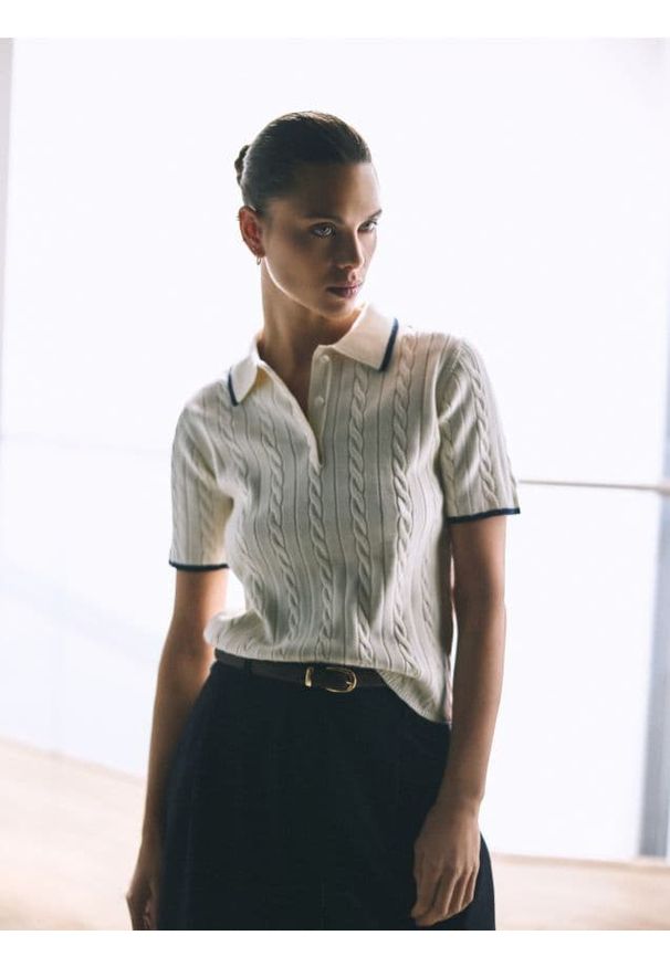 Reserved - Sweter polo z wiskozą - kremowy. Typ kołnierza: polo. Kolor: kremowy. Materiał: wiskoza