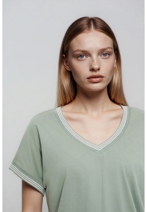 MOODO - Bluzka z bawełny oliwkowa. Kolor: oliwkowy. Materiał: bawełna