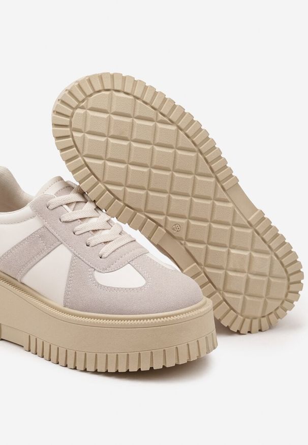 Born2be - Beżowo-Szare Sneakersy w Stylu Tenisówek na Platformie z Tłoczeniami Firreis. Okazja: na co dzień. Kolor: beżowy. Materiał: jeans. Obcas: na platformie