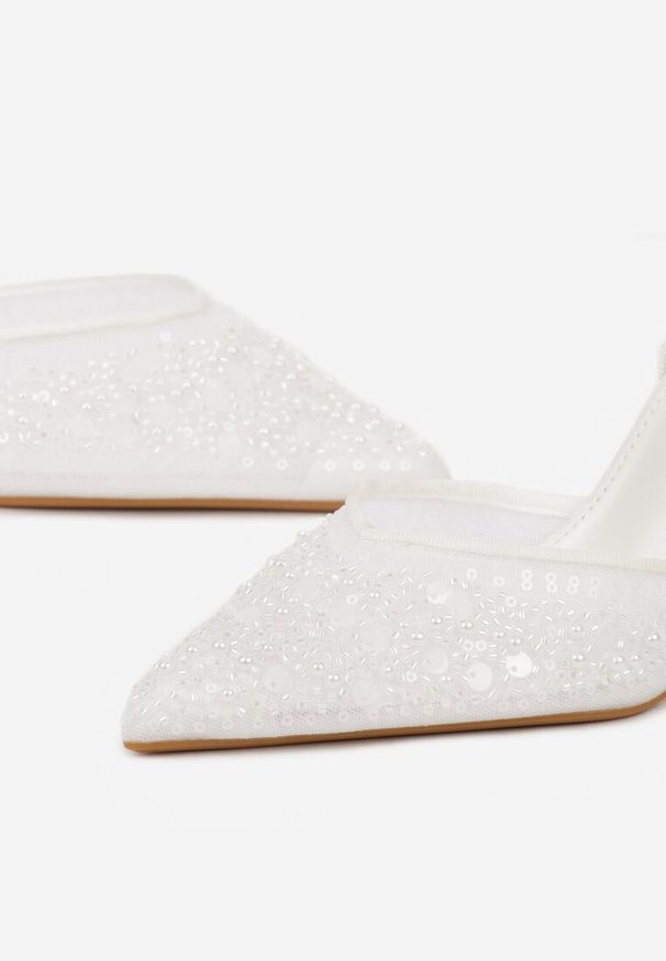 Renee - Białe Szpilki Slingback Zdobione Perełkami i Cekinami Irifera. Okazja: na co dzień, na studniówkę. Zapięcie: bez zapięcia. Kolor: biały. Materiał: jeans, satyna. Wzór: aplikacja. Obcas: na szpilce. Styl: casual, elegancki