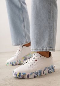 Born2be - Białe Sneakersy ze Skóry Naturalnej z Perforacją i Motywem Piór Riosinda. Okazja: na co dzień, do pracy. Kolor: biały. Materiał: skóra #1