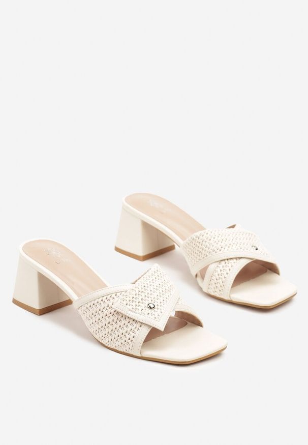 Born2be - Białe Klapki na Obcasie z Plecioną Asymetryczną Cholewką Varmoi. Okazja: na co dzień. Kolor: biały. Materiał: jeans. Obcas: na obcasie. Styl: casual. Wysokość obcasa: średni