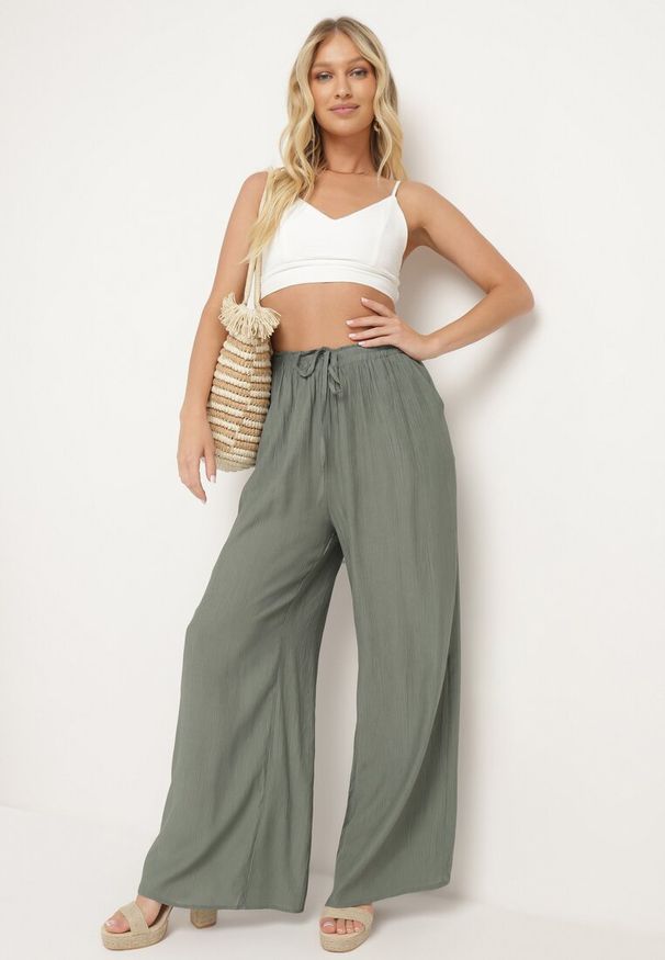 Born2be - Ciemnozielone Szerokie Spodnie z Wiskozy z Kieszeniami Rowalle. Kolor: zielony. Materiał: wiskoza. Styl: elegancki