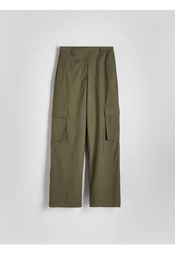 Reserved - Spodnie z kieszeniami cargo - zielony. Kolor: zielony. Materiał: tkanina, wiskoza. Wzór: gładki