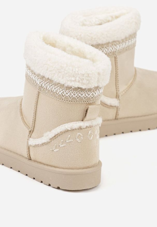 Born2be - Beżowe Wsuwane Śniegowce Zdobione Futrem i Haftem Mevittia. Okazja: na co dzień. Zapięcie: bez zapięcia. Kolor: beżowy. Materiał: futro. Wzór: aplikacja, haft. Sezon: zima. Styl: elegancki, casual