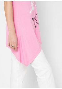 bonprix - Długi shirt z dłuższymi bokami i nadrukiem w motyle. Kolor: różowy. Długość: długie. Wzór: nadruk #2