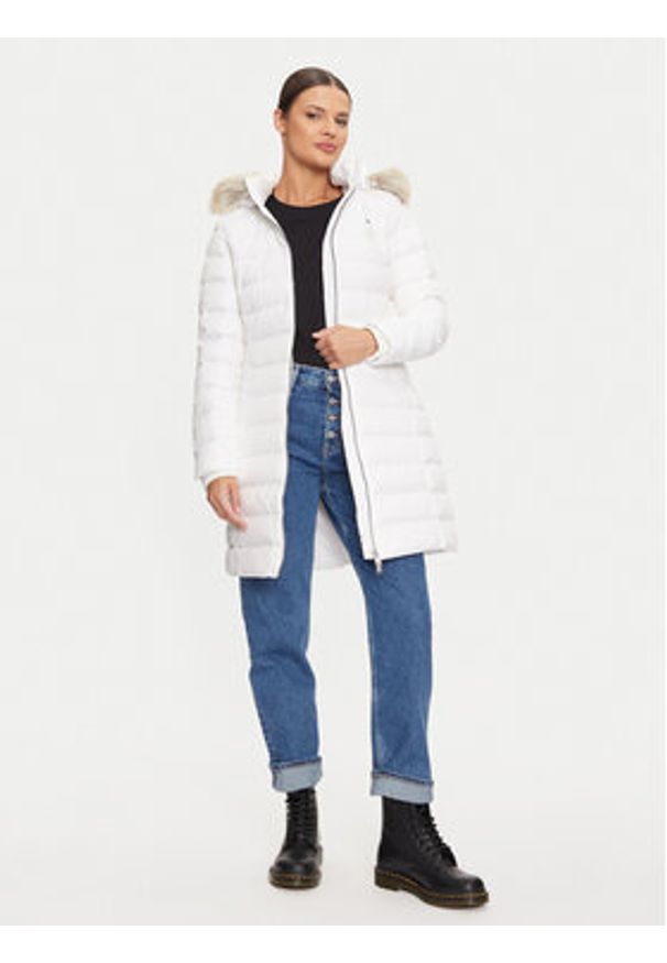 Tommy Jeans Płaszcz zimowy Essential DW0DW18864 Biały Slim Fit. Kolor: biały. Materiał: syntetyk. Sezon: zima