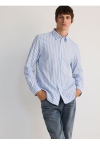 Reserved - Koszula regular fit w paski - jasnoniebieski. Kolor: niebieski. Materiał: tkanina, bawełna. Wzór: paski