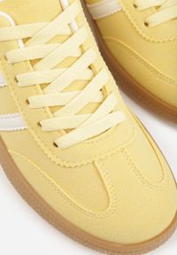 Renee - Żółte Sneakersy Typu Tenisówki Ozdobione Paskami po Bokach Fefia. Okazja: na co dzień. Zapięcie: pasek. Kolor: żółty. Materiał: jeans. Wzór: aplikacja. Sezon: wiosna #9