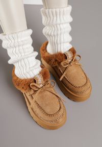 Renee - Brązowe Rustykalne Śniegowce z Niską Cholewką Zdobione Futrem i Kokardą Tuspena. Okazja: do domu, na co dzień. Wysokość cholewki: przed kostkę. Kolor: brązowy. Materiał: futro. Szerokość cholewki: normalna. Wzór: aplikacja. Sezon: zima. Styl: casual #3