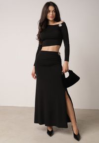 Born2be - Czarny Marszczony Komplet z Kwiatowymi Aplikacjami Bluzka i Spódnica Bervisse. Kolor: czarny. Wzór: aplikacja, kwiaty #3