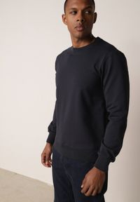 Born2be - Granatowa Bluza o Klasycznym Kroju z Bawełną Merinne. Okazja: na co dzień. Kolor: niebieski. Materiał: bawełna. Styl: klasyczny #1