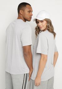 Born2be - Jasnoszara Koszulka o Klasycznym Kroju z Kieszonką Mairalissa. Okazja: na spotkanie biznesowe, do pracy, na co dzień. Kolor: szary. Materiał: jeans. Wzór: aplikacja. Styl: klasyczny #6