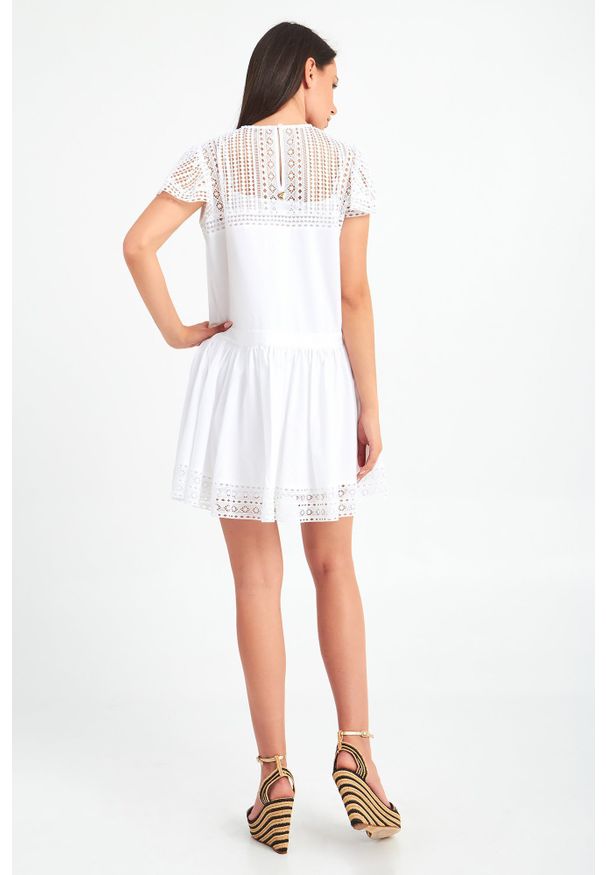 Twinset Milano - SUKIENKA TWINSET. Materiał: koronka. Długość rękawa: krótki rękaw. Wzór: koronka, ażurowy. Długość: mini