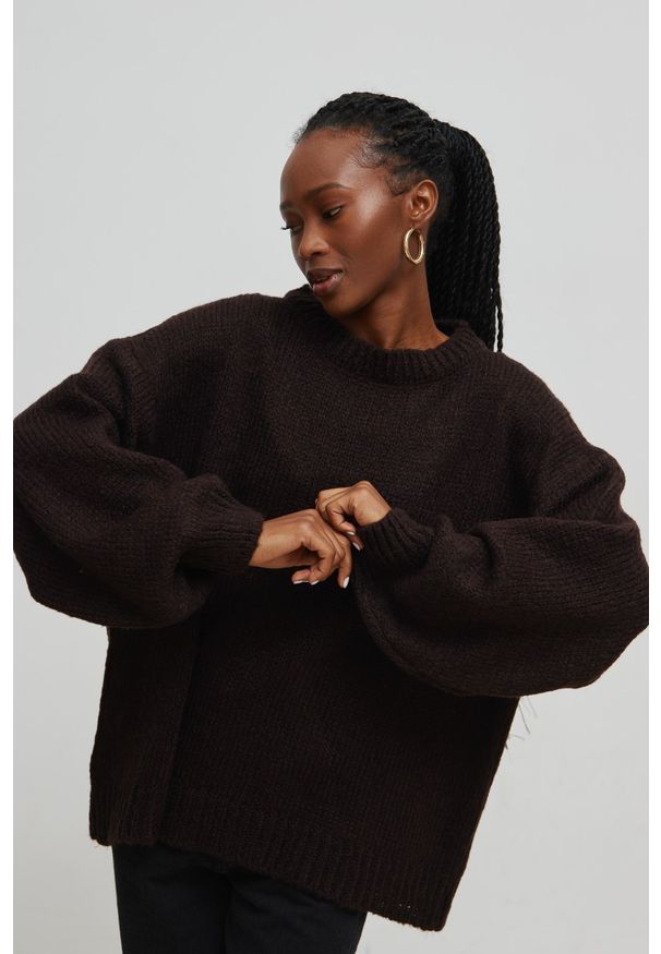 Marsala - Sweter oversize z bufiastym rękawem INTENSE BROWN - RIVERO. Okazja: na co dzień. Materiał: wełna, akryl. Sezon: zima, lato, jesień, wiosna. Styl: casual, klasyczny