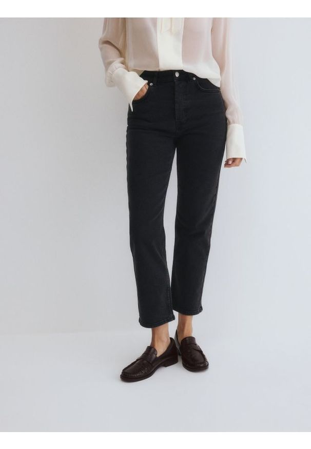 Reserved - Jeansy straight - czarny. Kolor: czarny. Materiał: jeans