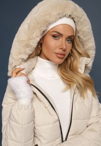Renee - Jasnobeżowa Kurtka z Pikowanego Materiału z Odpinanym Kapturem i Futerkiem Tarlena. Kolor: beżowy. Materiał: futro, materiał. Sezon: zima