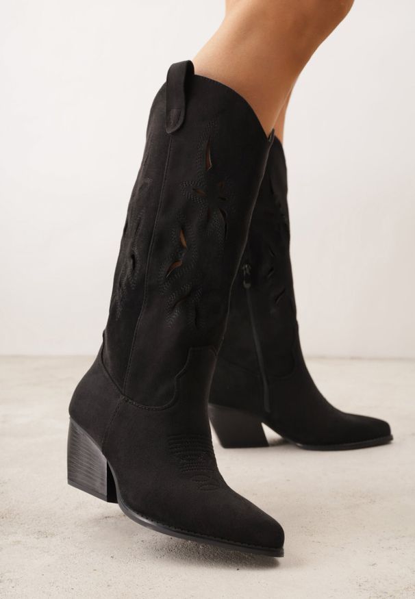 Born2be - Czarne Kozaki Kowbojki na Stożkowym Obcasie z Ażurową Cholewką Tidanna. Okazja: na co dzień, na randkę. Kolor: czarny. Szerokość cholewki: normalna. Wzór: ażurowy. Materiał: zamsz, jeans. Sezon: lato. Obcas: na obcasie. Styl: casual, klasyczny. Wysokość obcasa: średni