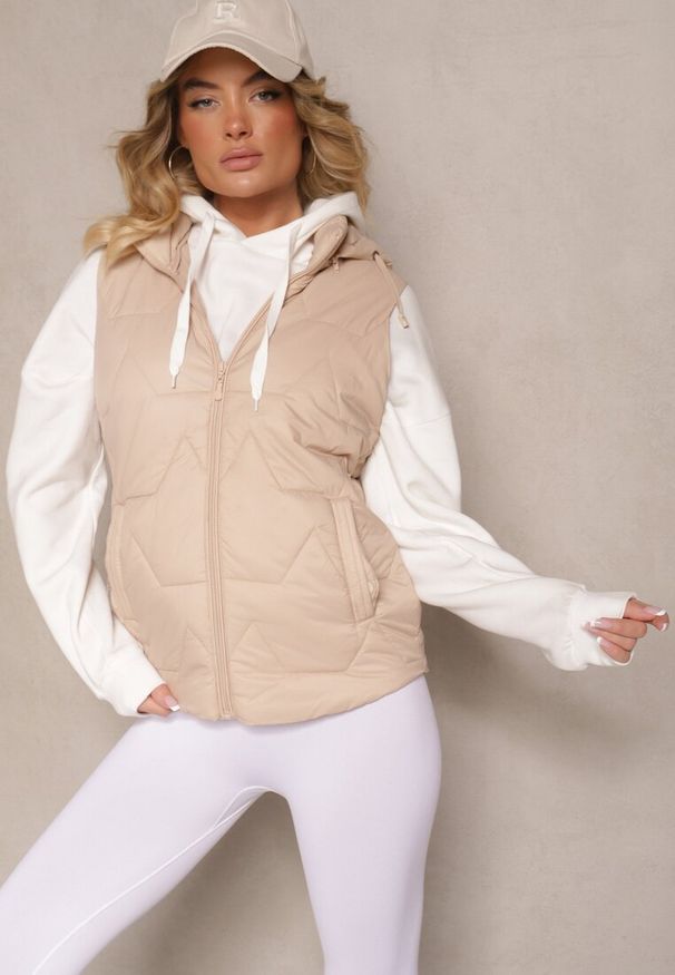 Renee - Ciemnobeżowa Pikowana Kamizelka z Odpinanym Kapturem Falidi. Okazja: na co dzień, na spacer. Typ kołnierza: kaptur. Kolor: beżowy. Materiał: jeans. Styl: casual, elegancki