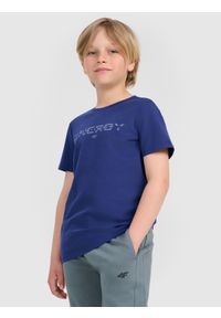 4f - 4F T-shirt regular z nadrukiem chłopięcy - granatowy 122 (6-7 lat). Okazja: na co dzień. Kolor: niebieski. Materiał: bawełna, materiał, jersey. Długość rękawa: krótki rękaw. Długość: krótkie. Wzór: nadruk. Sezon: lato. Styl: klasyczny, casual, sportowy #1