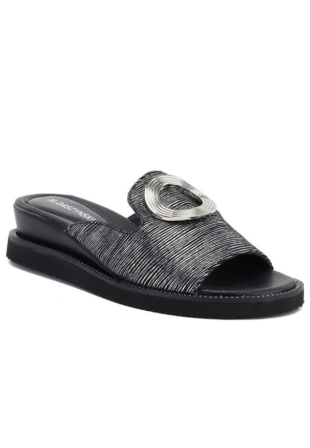 Klapki damskie na niskim koturnie czarne M.Daszyński MR2267-7. Kolor: czarny. Materiał: skóra ekologiczna. Obcas: na koturnie