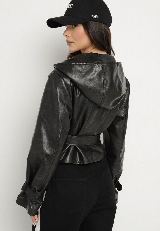 Born2be - Czarna Krótka Kurtka Typu Trencz z Imitacji Skóry z Kapturem i Wiązanym Paskiem Nilianiela. Okazja: na co dzień. Typ kołnierza: kaptur. Kolor: czarny. Materiał: skóra. Długość: krótkie. Wzór: paski. Styl: klasyczny, casual, elegancki