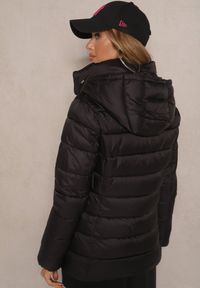 Renee - Czarna Kurtka z Odpinanym Kapturem Ozdobiona Pikowaniem Laosias. Okazja: na co dzień. Kolor: czarny. Materiał: jeans. Wzór: aplikacja. Styl: casual