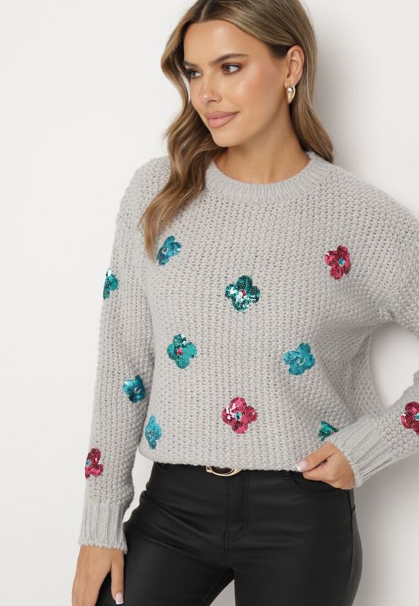 Born2be - Jasnoszary Sweter z Tłoczonej Dzianiny z Wiskozą Zdobiony Cekinowymi Kwiatami Edamara. Okazja: na co dzień. Kolor: szary. Materiał: wiskoza, dzianina. Długość rękawa: długi rękaw. Długość: długie. Wzór: kwiaty, aplikacja. Styl: wizytowy, klasyczny, casual