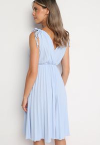 Born2be - Jasnoniebieska Plisowana Sukienka z Bawełną i Wiskozą z Gumką w Talii i Kopertowym Dekoltem Karamla. Typ kołnierza: dekolt kopertowy. Kolor: niebieski. Materiał: wiskoza, bawełna. Typ sukienki: kopertowe #3