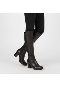 Brązowe Kozaki Grace Damskie Buty Na Obcasie. Kolor: brązowy. Materiał: materiał, skóra. Szerokość cholewki: normalna. Sezon: zima, jesień. Obcas: na obcasie. Styl: elegancki, klasyczny. Wysokość obcasa: średni #1