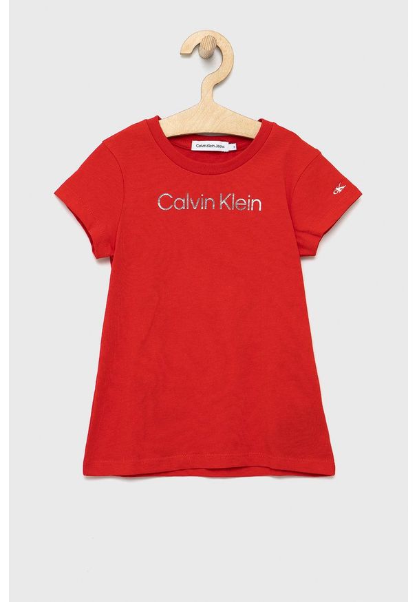 Calvin Klein Jeans t-shirt bawełniany dziecięcy kolor czerwony. Okazja: na co dzień. Kolor: czerwony. Materiał: bawełna. Długość rękawa: krótki rękaw. Długość: krótkie. Wzór: nadruk. Styl: casual