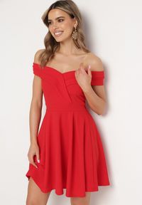 Born2be - Czerwona Sukienka z Hiszpańskim Dekoltem o Rozkloszowanym Fasonie Vilenia. Okazja: na ślub cywilny, na wesele, na co dzień. Kolor: czerwony. Sezon: lato. Typ sukienki: rozkloszowane. Styl: casual #2