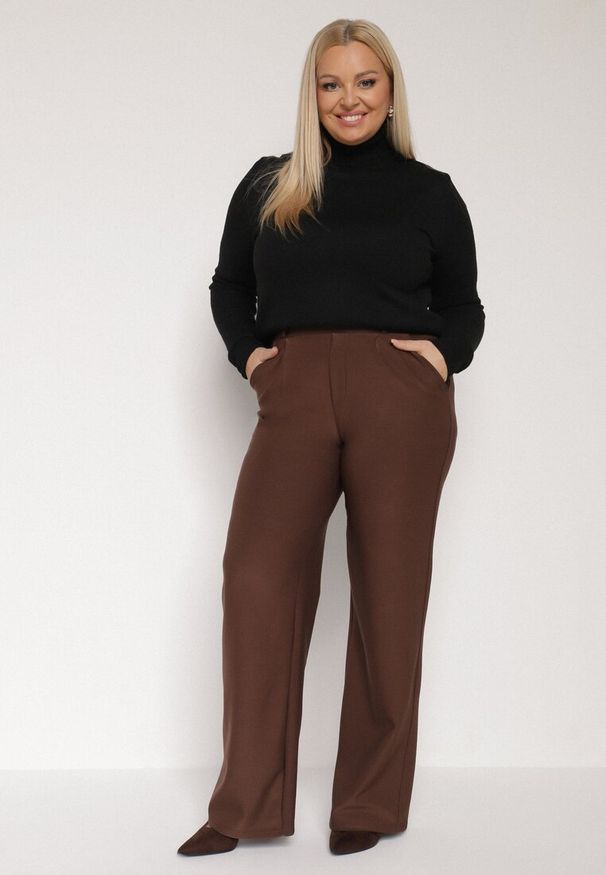 Born2be - Brązowe Spodnie z Bawełną o Szerokim Kroju z Wysokim Stanem Danniva. Okazja: do pracy, na co dzień, na spotkanie biznesowe. Stan: podwyższony. Kolekcja: plus size. Kolor: brązowy. Materiał: bawełna. Sezon: jesień. Styl: klasyczny, casual, elegancki, biznesowy